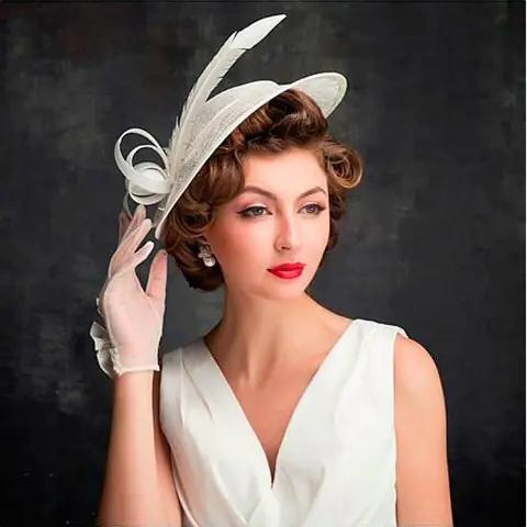 Sombrero para novias con plumas de Lauren Bridal