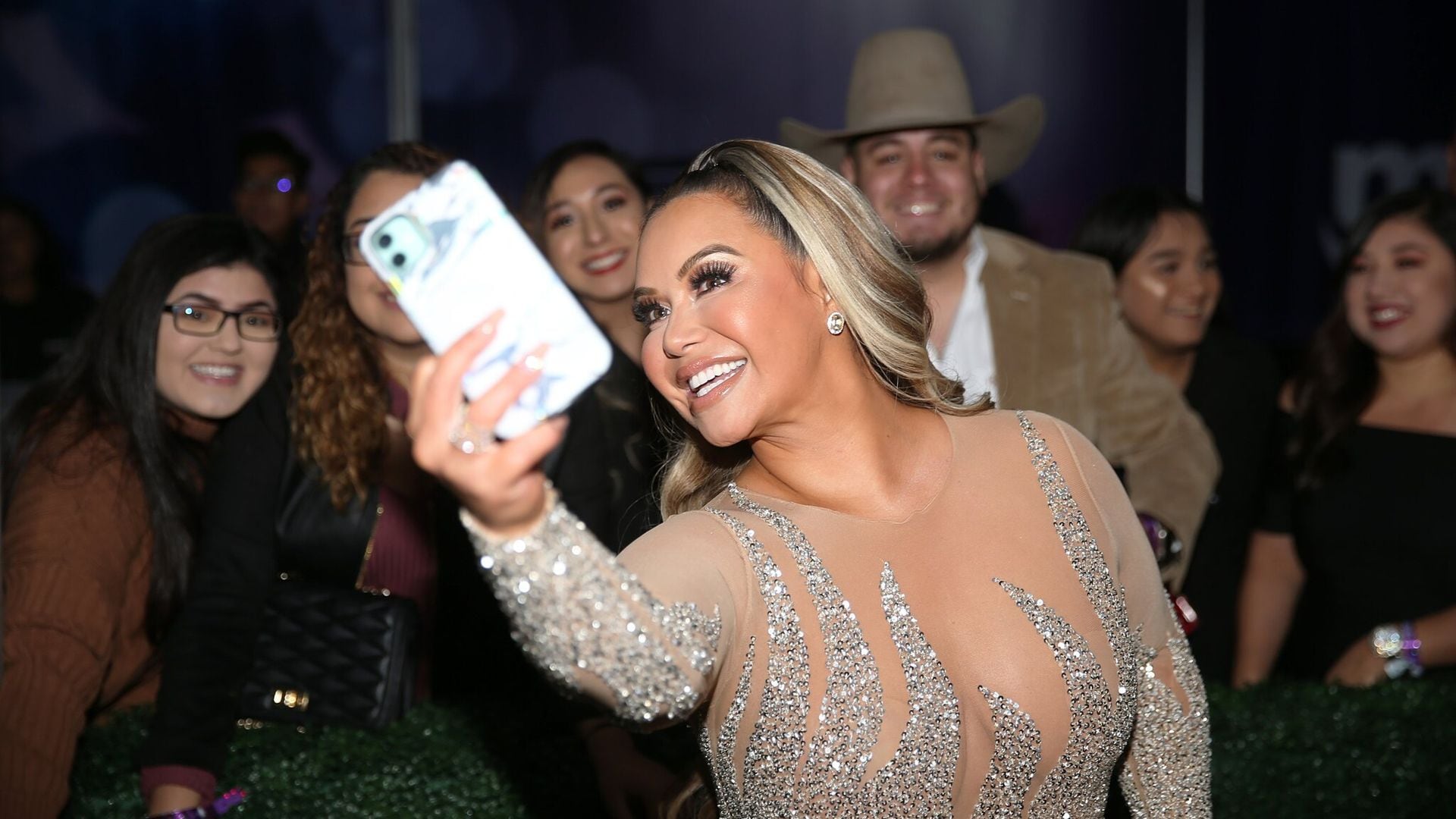 Chiquis Rivera posa desnuda para mostrar sus estrías y celulitis (FOTO) .