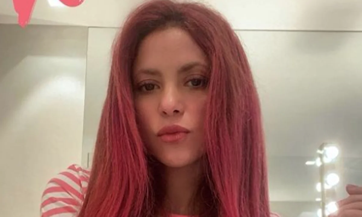 shakira dyes hair pink