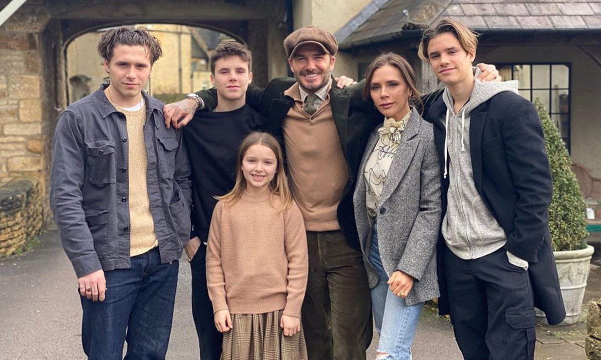 Victoria Beckham junto a su familia, David Beckham y sus hijos Brooklyn, Romeo, Cruz y Harper
