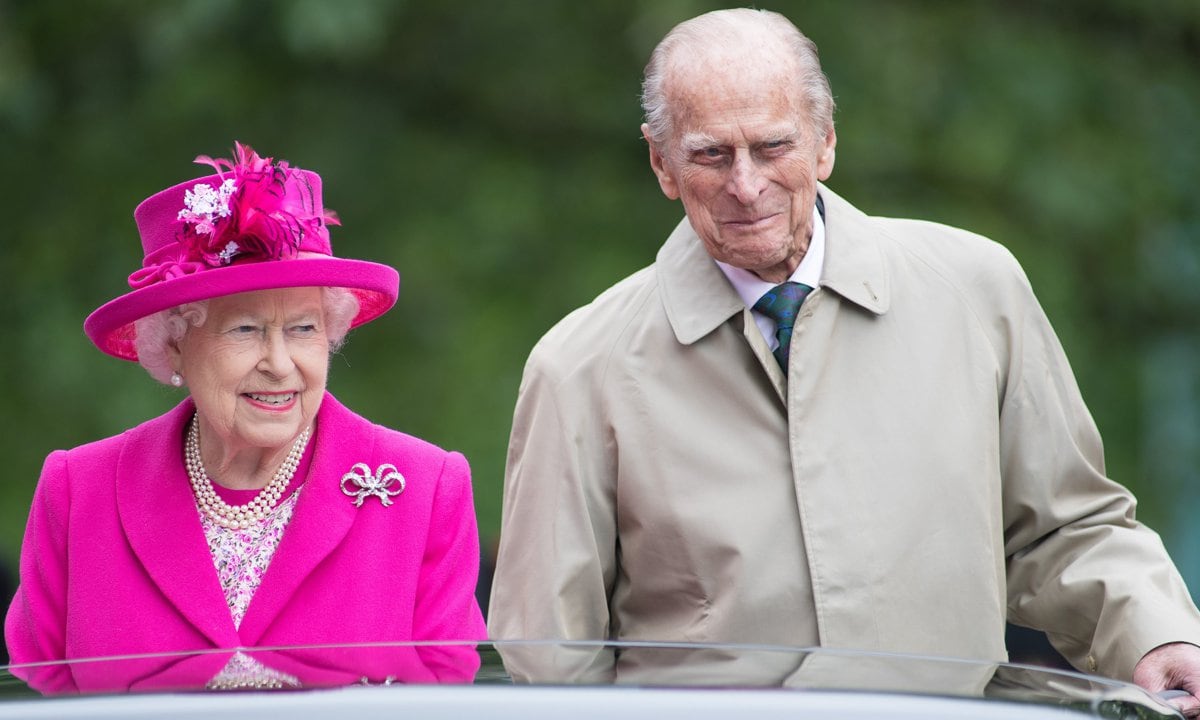 El esposo de la reina Isabel deberá permanecer internado unos días más en el hospital
