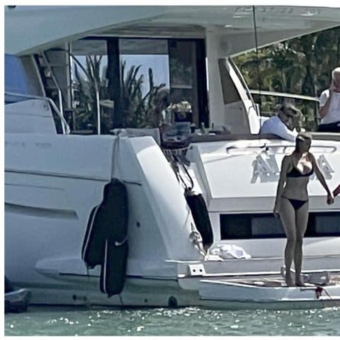 Ivanka Trump se deja ver en bikini junto a su hija mayor