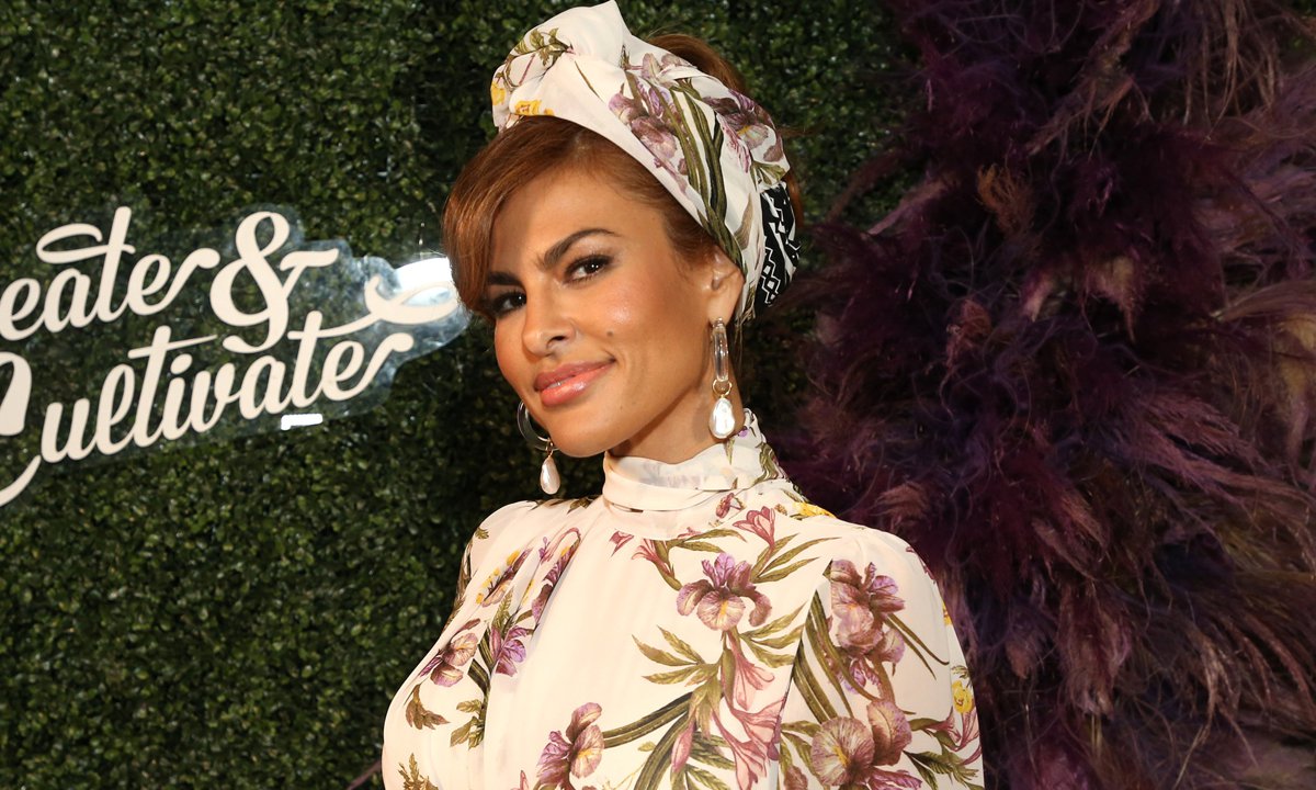 Ryan Goslings’ daughters give mom Eva Mendes a makeover