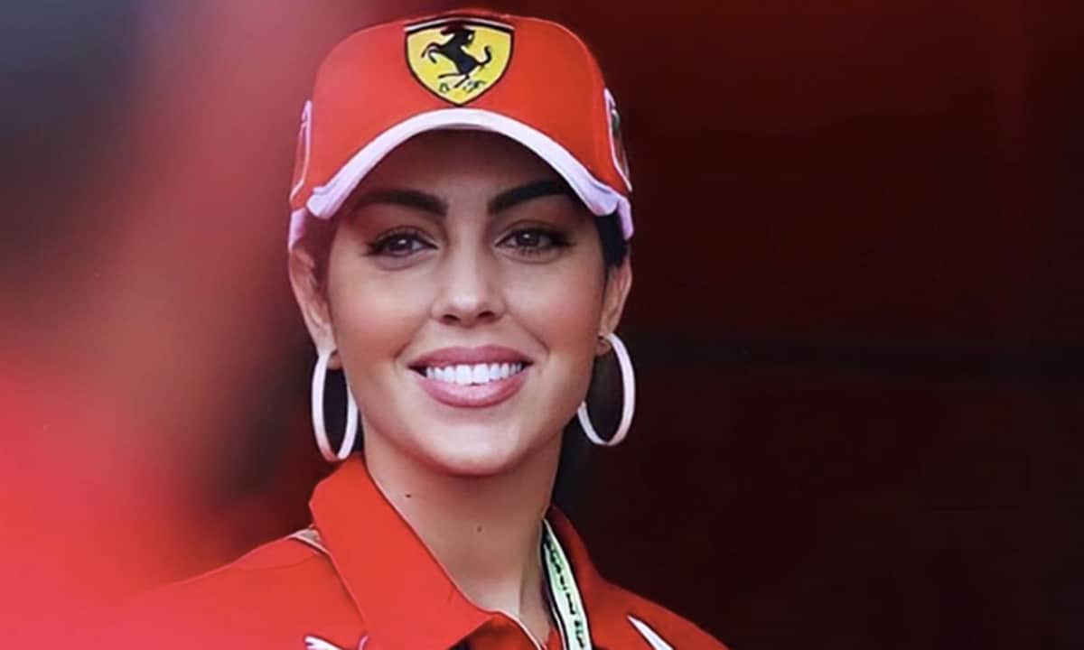Georgina en los boxes de Ferrari