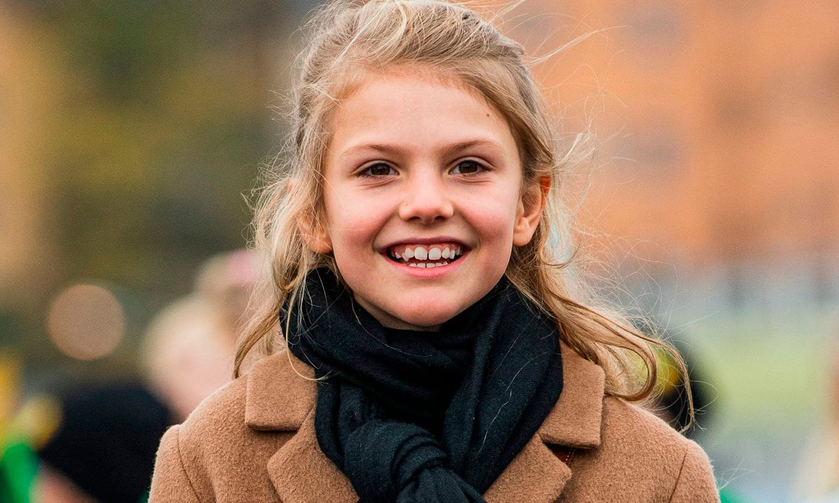 Princess Estelle, 9, steps out to see artwork with her parents