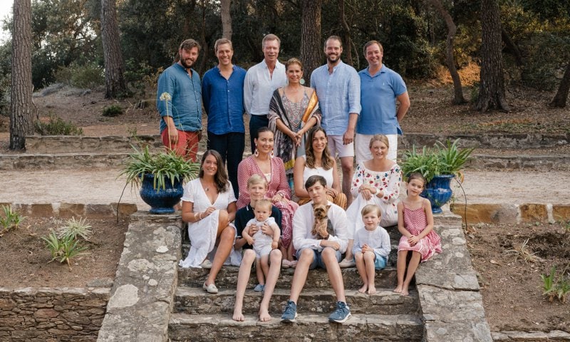 https://www.hola.com/us/images/026c-131fdffeaf1b-909f53612699-1000/horizontal-800/luxembourg-royal-family-holiday.jpg