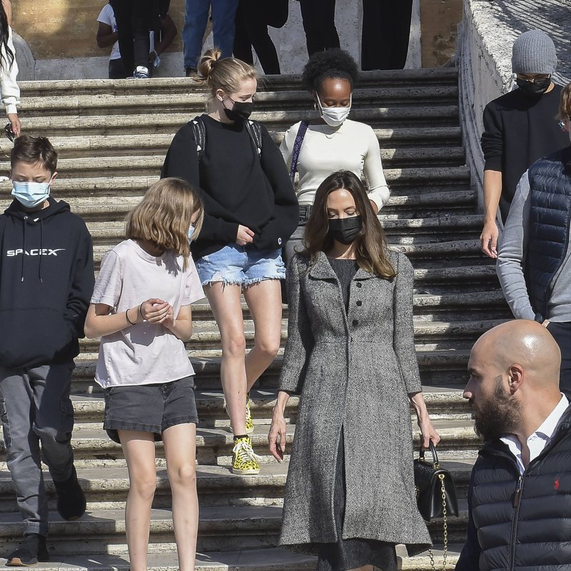 Angelina Jolie y los niños visitan la Plaza de España