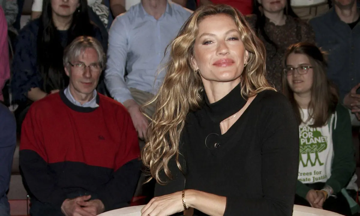 Gisele Rescues a Turtle and Calls Out Her Followers to ‘protect All Animals’