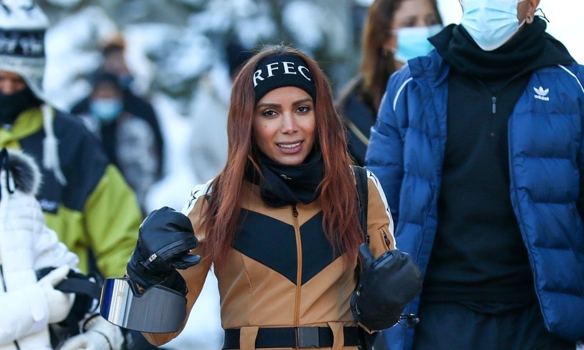 Anitta defies freezing temperatures while skiing in Aspen with friends
