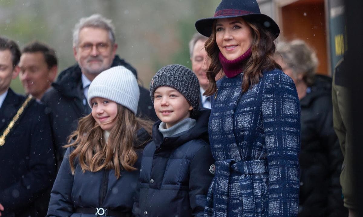 Crown Princess Mary and twins feed penguins at zoo—Watch!