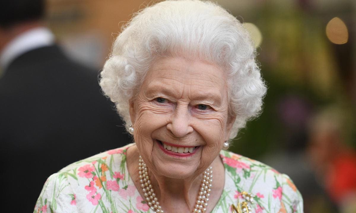 Queen Elizabeth surrounded by great-grandchildren in previously unseen photo