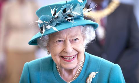 La reina Isabel sostiene su primer compromiso cara a cara tras superar el COVID-19