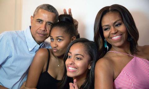 Barack y Michelle Obama con sus hijas Malia y Sasha