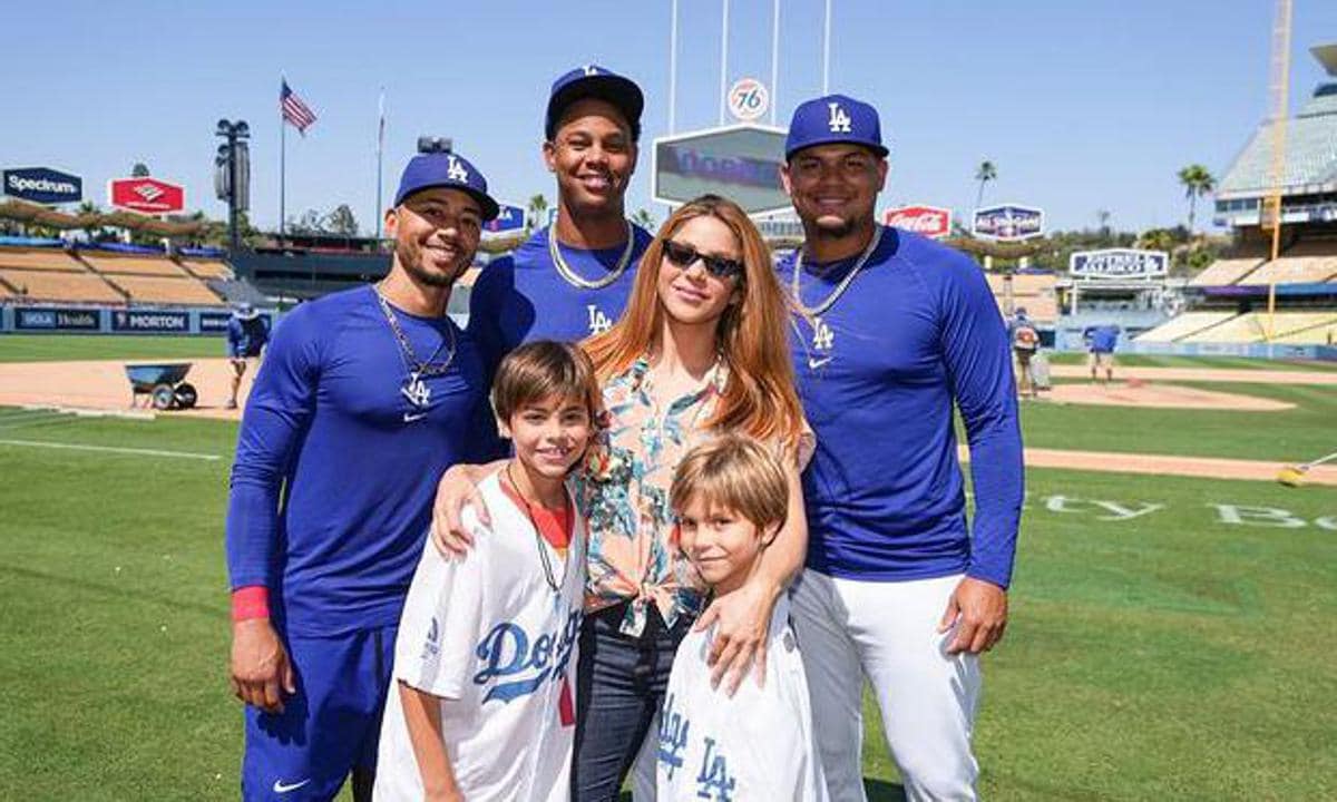 Shakira con sus hijos en el estadio de los Dodgers