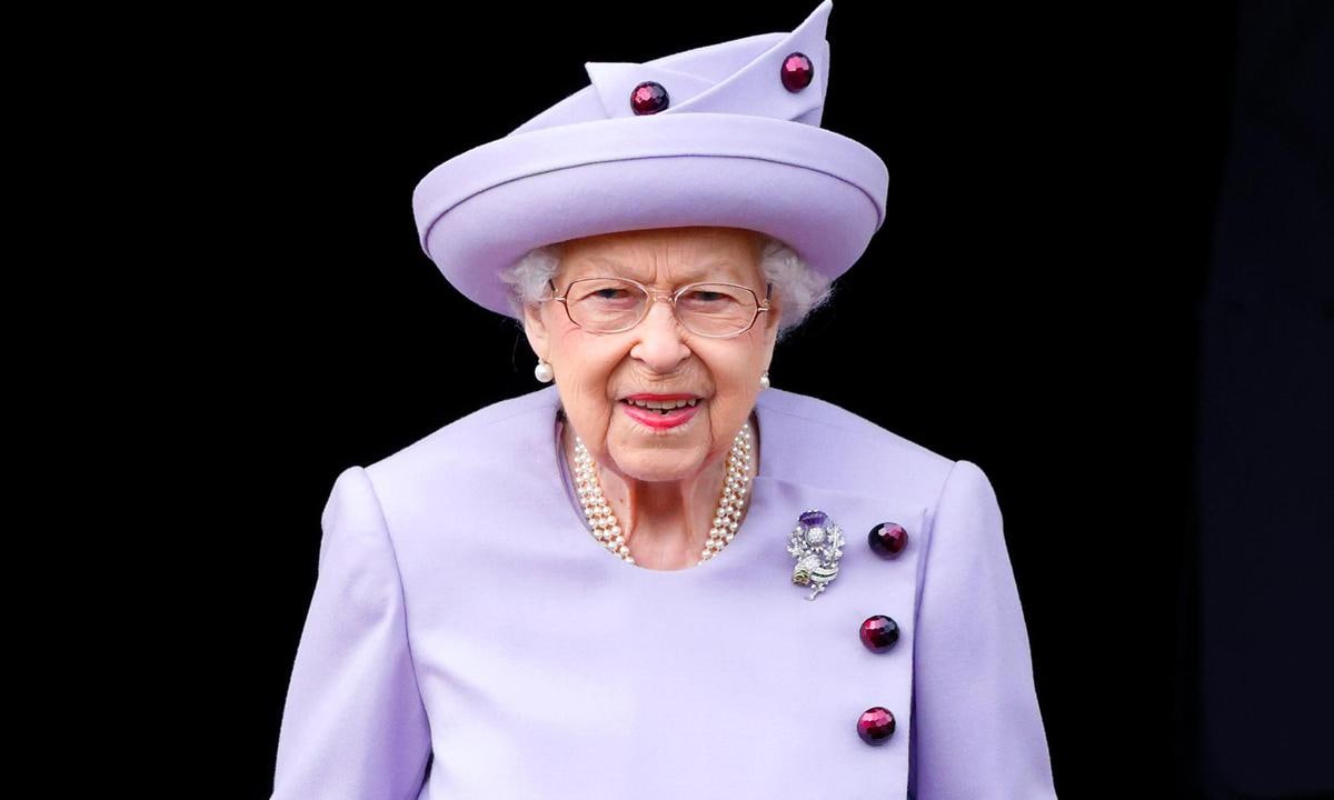 Buckingham Palace releases statement on Queen Elizabeth’s health: ‘Doctors are concerned’