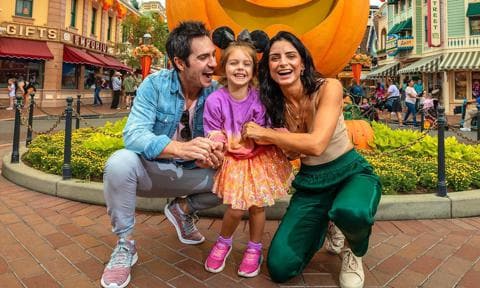 Aislinn Derbez y Mauricio Ochmann con su hija Kailani en Disneyland, en Anaheim, California
