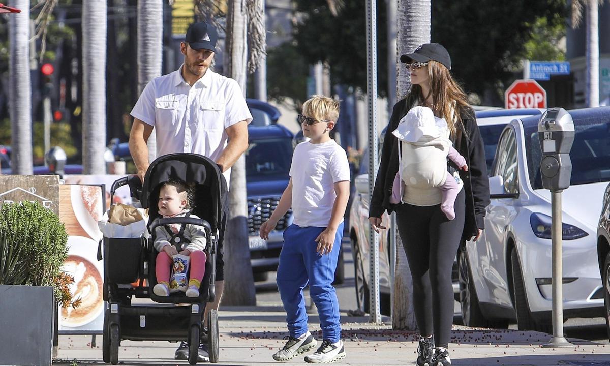 Chris Pratt, Katherine Schwarzenegger and family