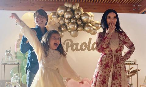 Laura Pausini en la celebración por la Primera Comunión de su hija Paola