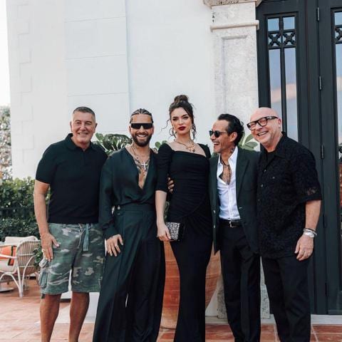 Marc Anthony con Nadia Ferreira con Domenico Dolce y Stefano Gabbana