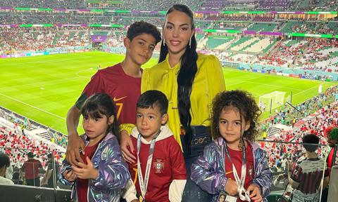 Georgina Rodríguez y sus hijos en el partido de Portugal contra Corea del Sur.