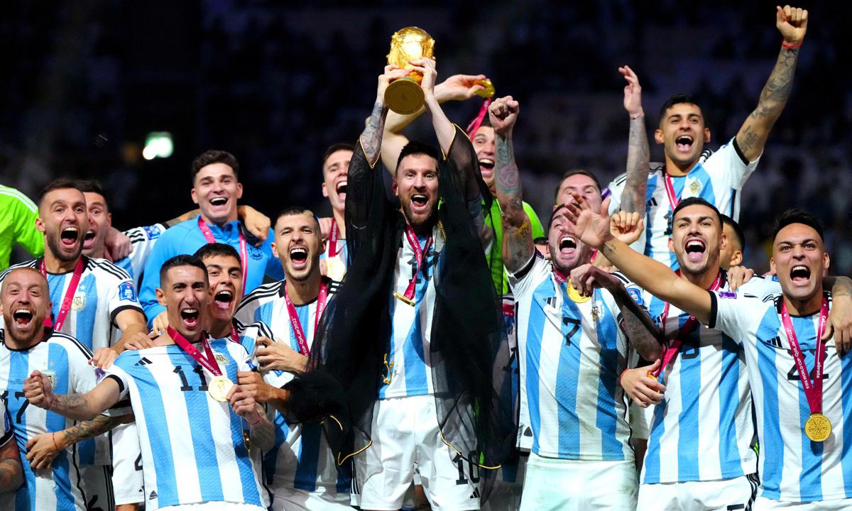 Messi celebra con la selección de Argentina el triunfo en Catar