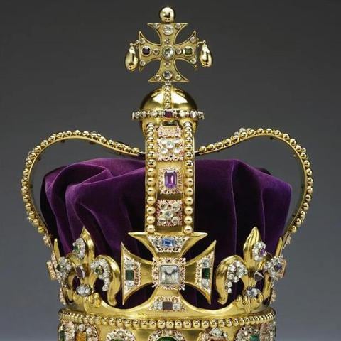 Reina Isabel II usando la Corona Imperial