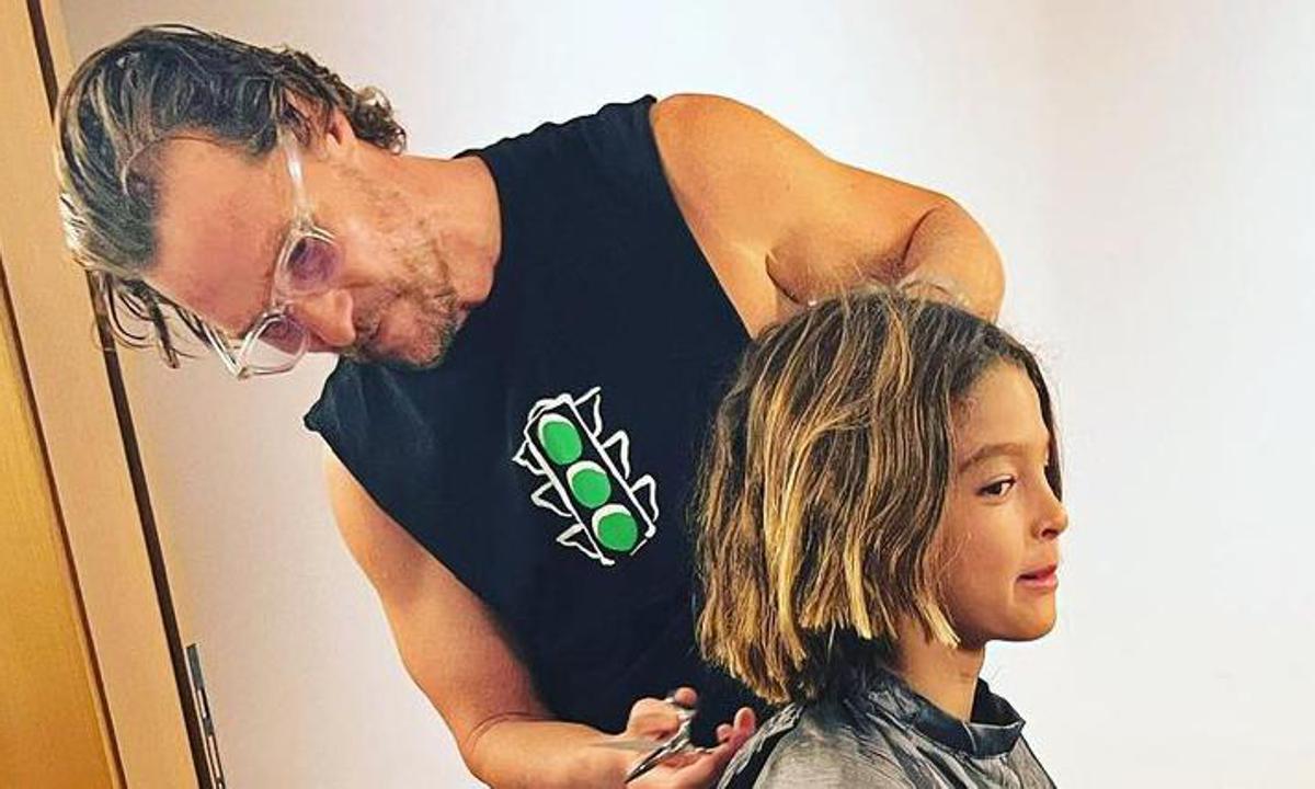 Matthew McConaughey plays barber