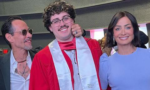 Marc Anthony y Dayanara Torres en la graduación de su hijo