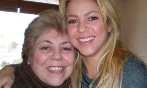 Shakira abranzando a su mamá