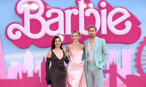 America Ferrera con sus coprotagonistas de Barbie, Margot Robbie y Ryan Gosling.