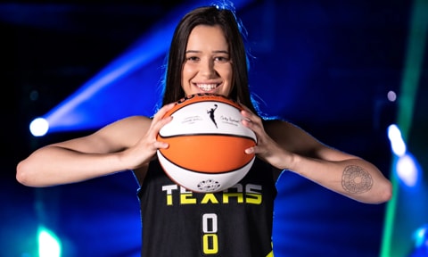 Lou Lopez Sénéchal la primera jugadora nacida en México en ser reclutada por la WNBA