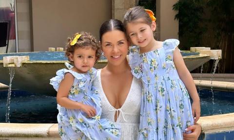 Ximena Duque y sus hijas