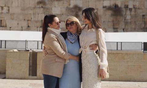 Nadia Ferreira con su mamá y su hermana
