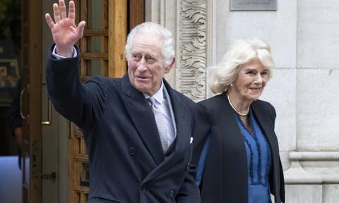 King Charles leaves the hospital with Queen by his side