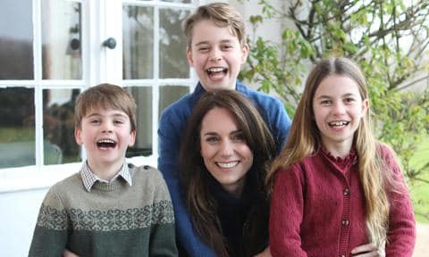 Kate Middleton posa junto a sus tres hijos, los príncipes George, Charlotte y Louis