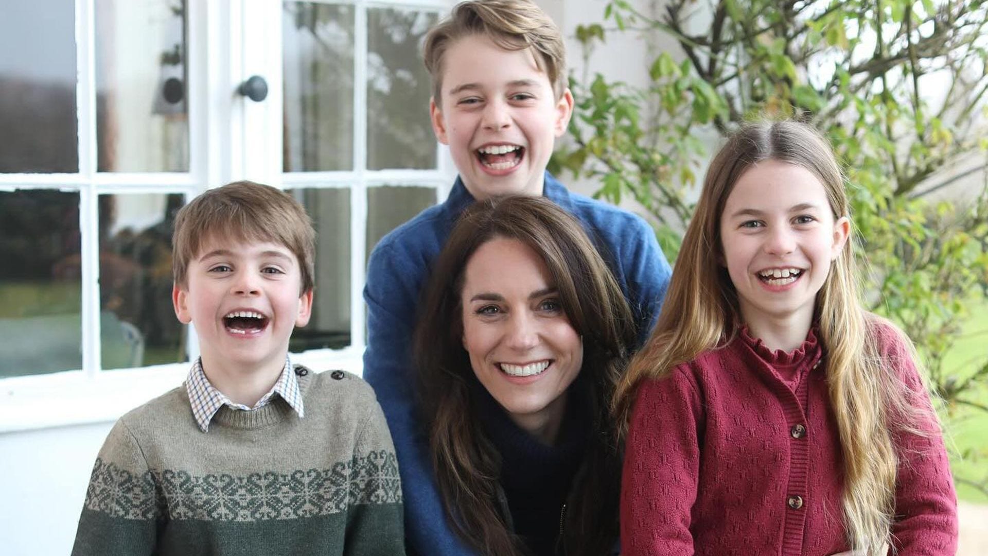Prince Louis appears to be missing a bottom tooth in the picture with his mom and siblings