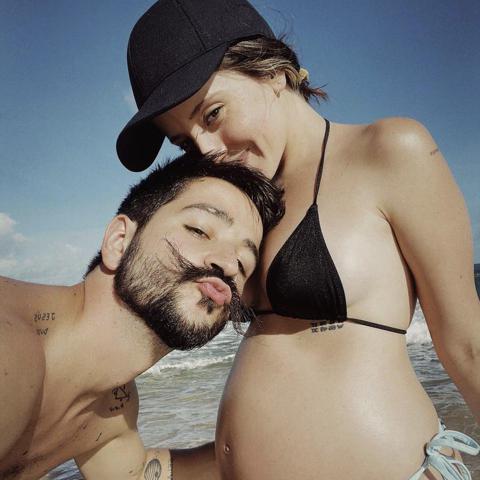 Desde su embarazo con Índigo, la pareja disfruta de pasar días bajo el sol y en la playa
