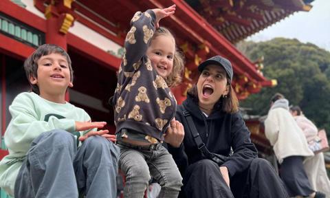 Tania Rincón y sus hijos en Japón