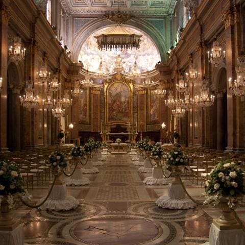 Una catedral o una iglesia maximalista puede ser el venue ideal para una boda medieval