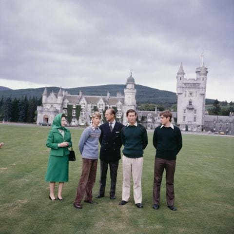 La reina Isabel con el Duque de Edimburgo y sus hijos