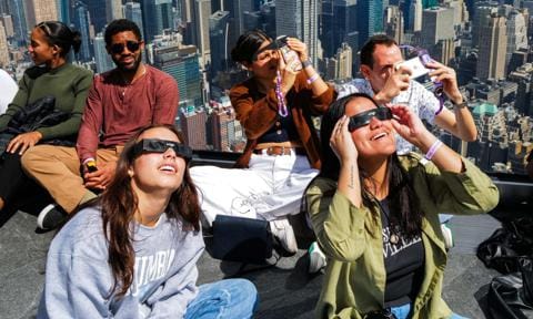 Gente apreciando el eclipse solar desde Nueva York