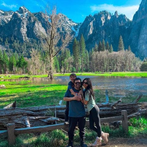 Alejandra Espinoza y su familia en el Parque Yosemite