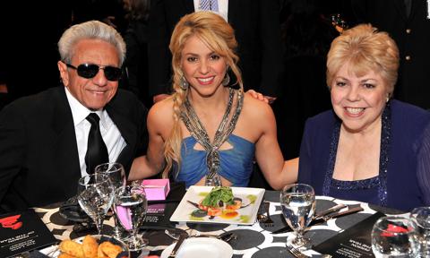 Shakira acompañada de sus padres, William Mebarak y Nidia Ripoll