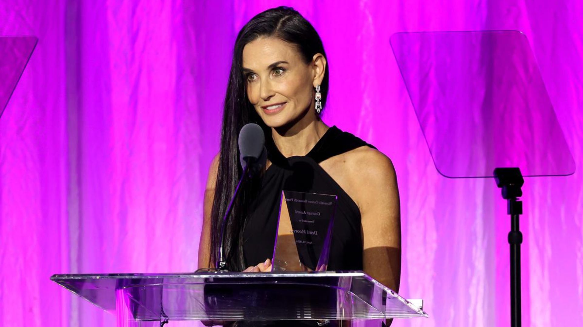 Demi Moore stuns in a leopard bikini with her daughters - Vimarsana News