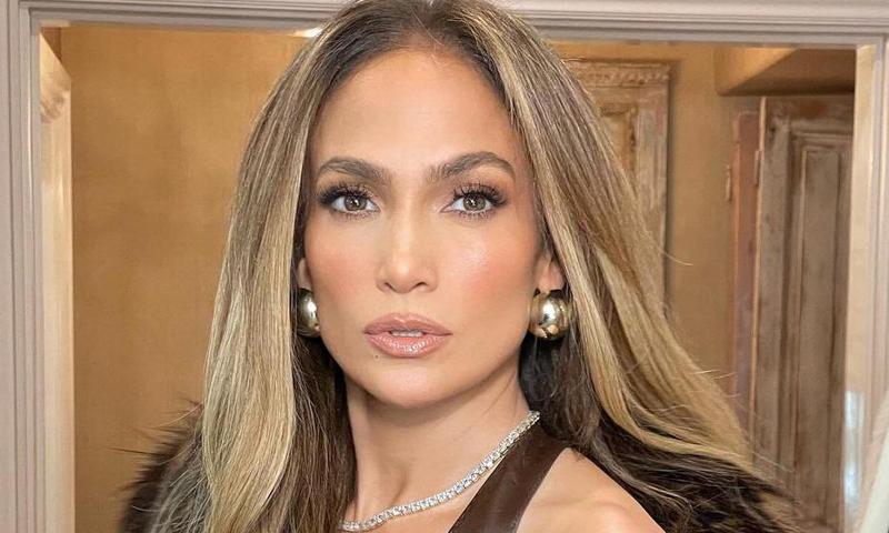 Jennifer Lopez shows off her signature casual chic look in latest photo