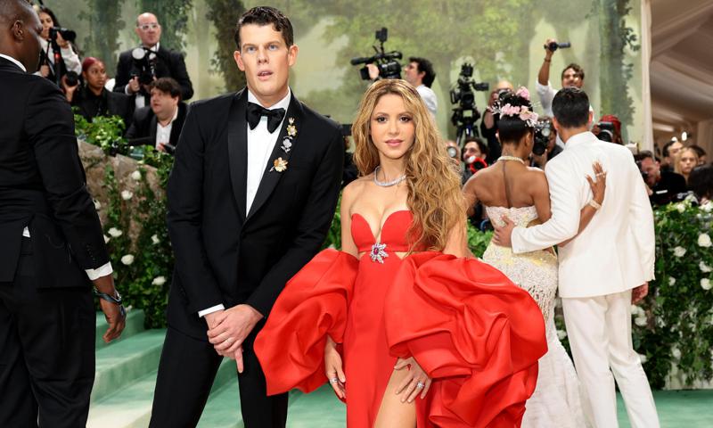 Who is the man that accompanied Shakira at the Met Gala?